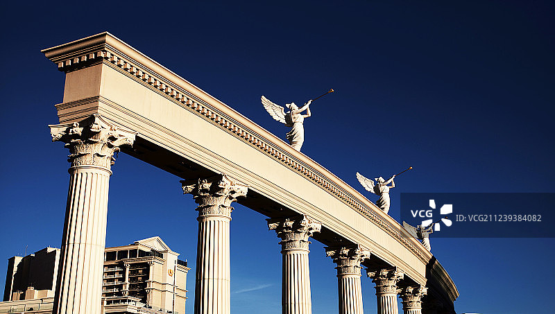 酒店广场上的雕塑图片素材