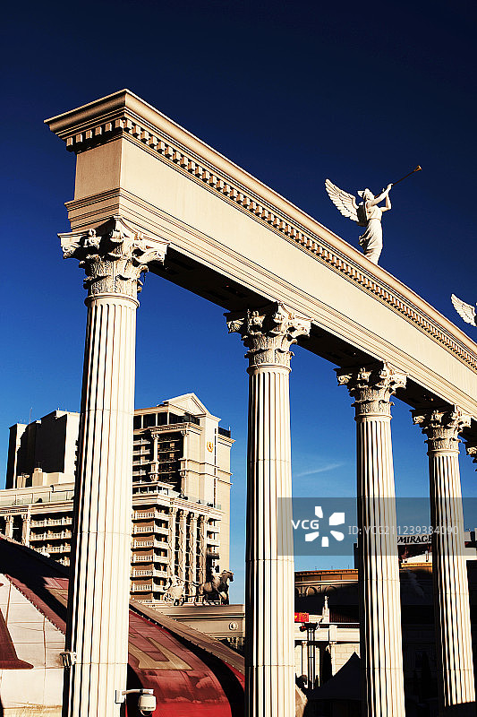 酒店广场上的雕塑图片素材