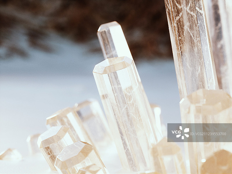 白色细沙中生长的一簇透明水晶图片素材