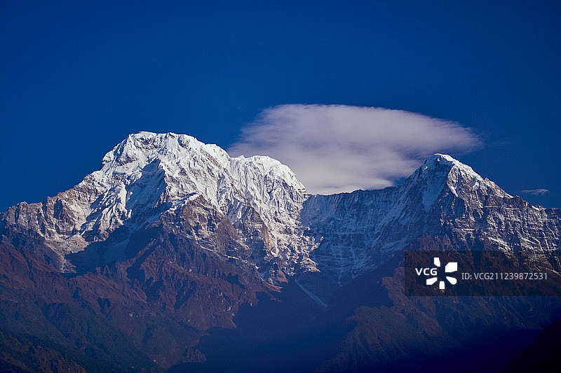 尼泊尔安娜普尔纳地区：喜马拉雅山脉中的安娜普尔纳南峰与山口图片素材