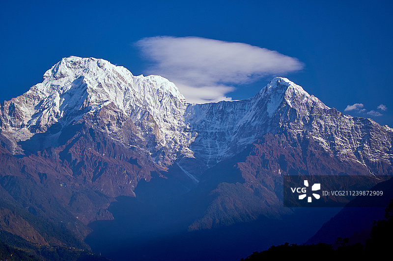 尼泊尔安娜普尔纳地区：喜马拉雅山脉中的安娜普尔纳南峰与山口图片素材