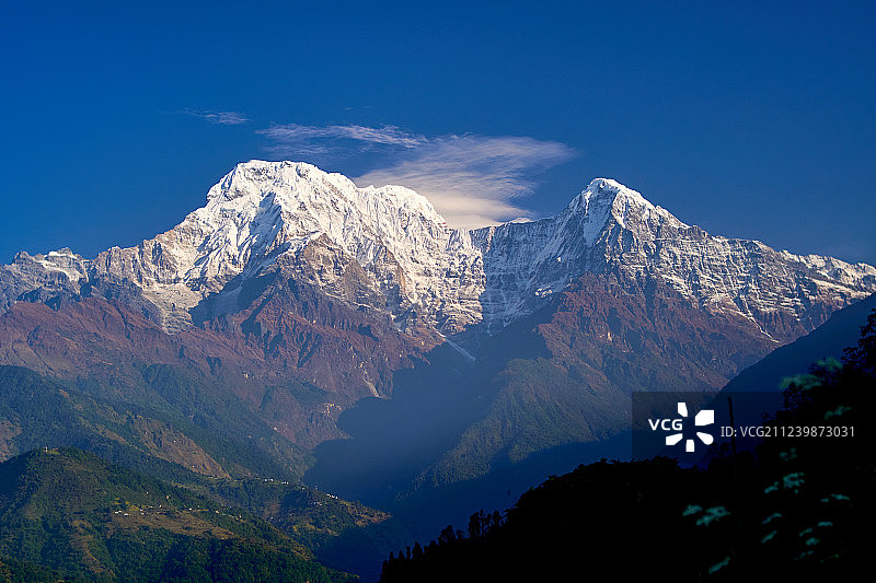 尼泊尔安娜普尔纳地区：喜马拉雅山脉中的安娜普尔纳南峰与山口图片素材