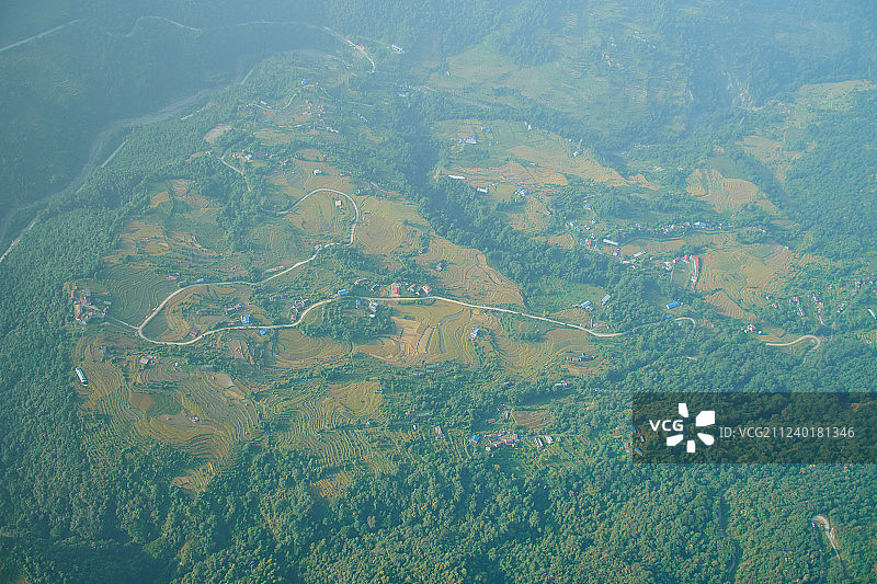 喜马拉雅山脉的峰峦与森林，尼泊尔安娜普尔纳地区图片素材