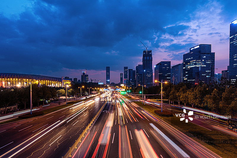 经十路奥体中心夜景车流长曝光图片素材