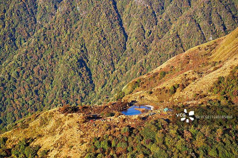 喜马拉雅山脉的峰峦与森林，尼泊尔安娜普尔纳地区图片素材