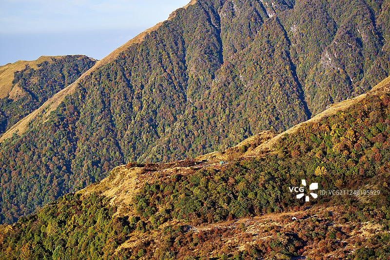喜马拉雅山脉的峰峦与森林，尼泊尔安娜普尔纳地区图片素材