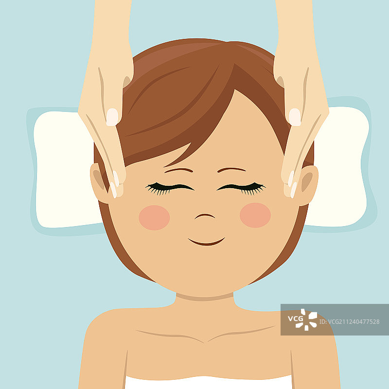 年轻女人在水疗中心享受头部按摩（顶视图）图片素材