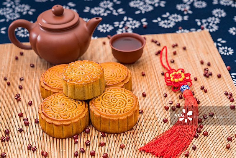 中国中秋节美食豆沙月饼图片素材