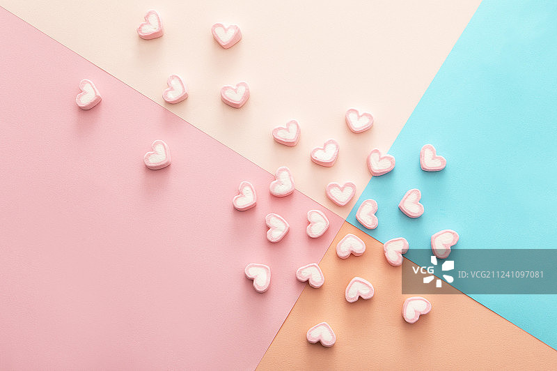 心型棉花糖在五颜六色的几何背景颜色上图片素材