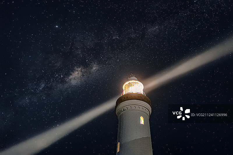 银河与灯塔图片素材