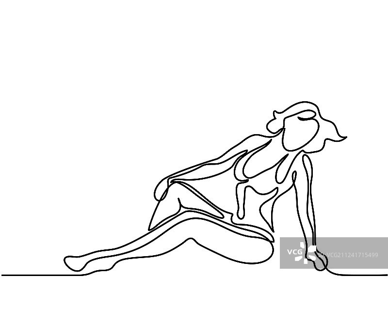 坐在海滩上的女人图片素材