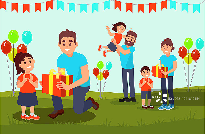 志愿者向孩子们赠送慈善礼物图片素材