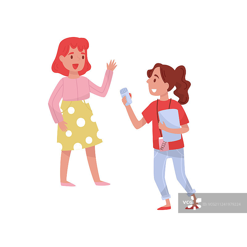 面带微笑的记者用录音机进行录制图片素材