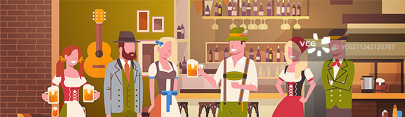 在酒吧喝啤酒的人群（慕尼黑啤酒节）图片素材