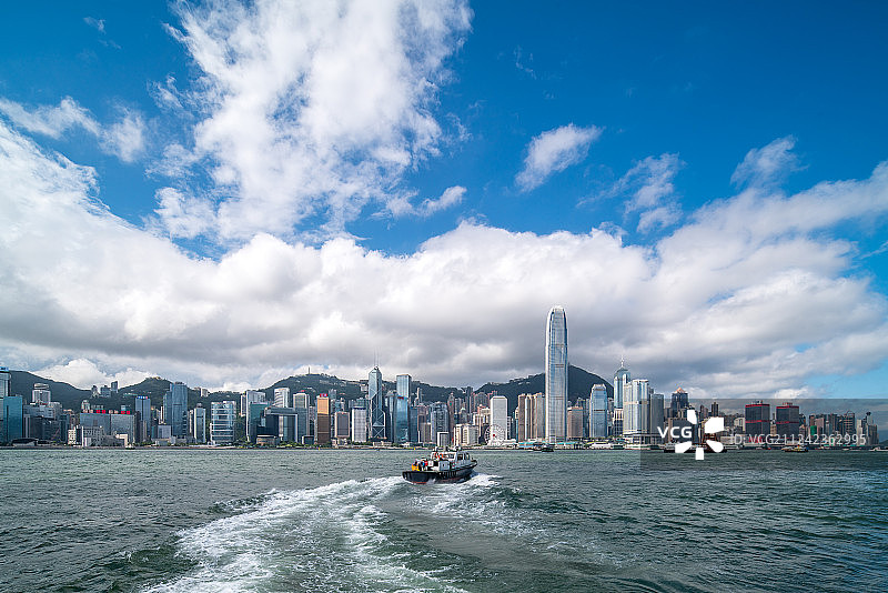 晴天多云下的香港维多利亚港全景图片素材