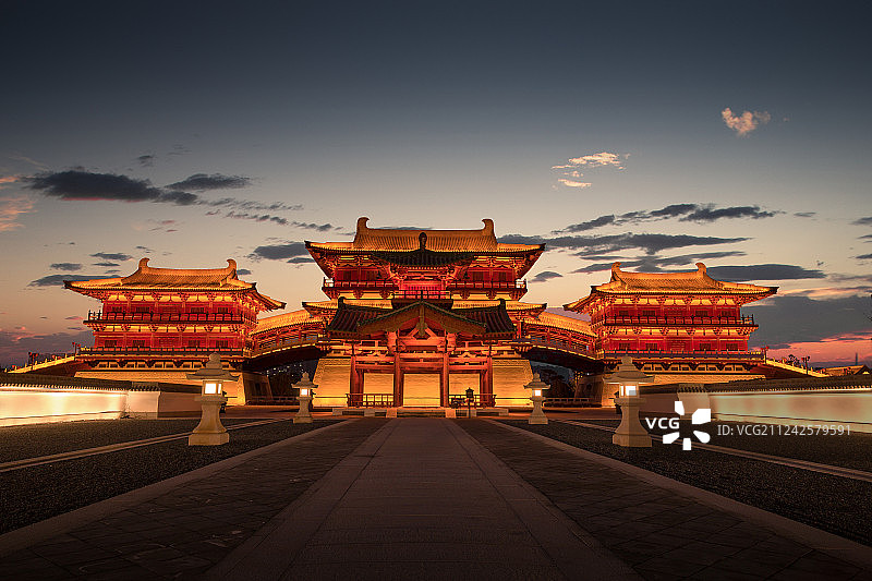 傍晚亮灯的古建筑图片素材