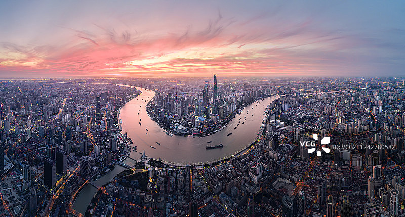 上海黄浦区外滩黄浦江看陆家嘴日出朝霞火烧云图片素材