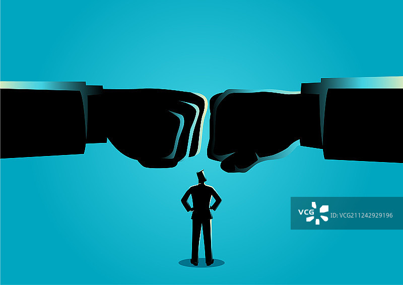 商人观看两个巨大的拳头相撞图片素材