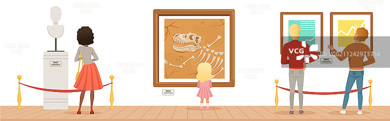 参观者欣赏古典艺术作品图片素材