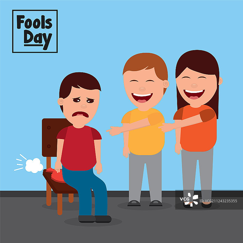 男人和女人用垫子和朋友开玩笑图片素材