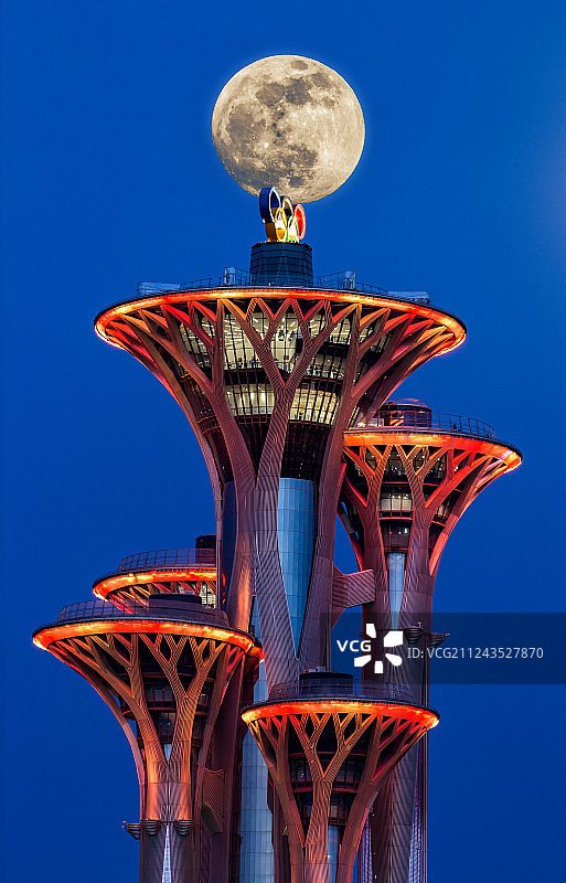 奥林匹克塔的月亮图片素材