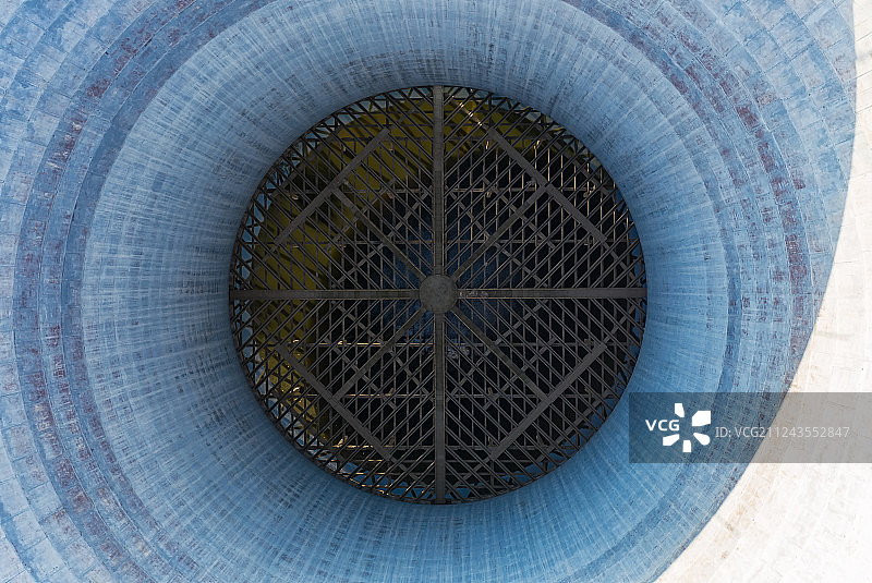 工业建筑火力发电厂冷凝塔正上方视角航拍图片素材