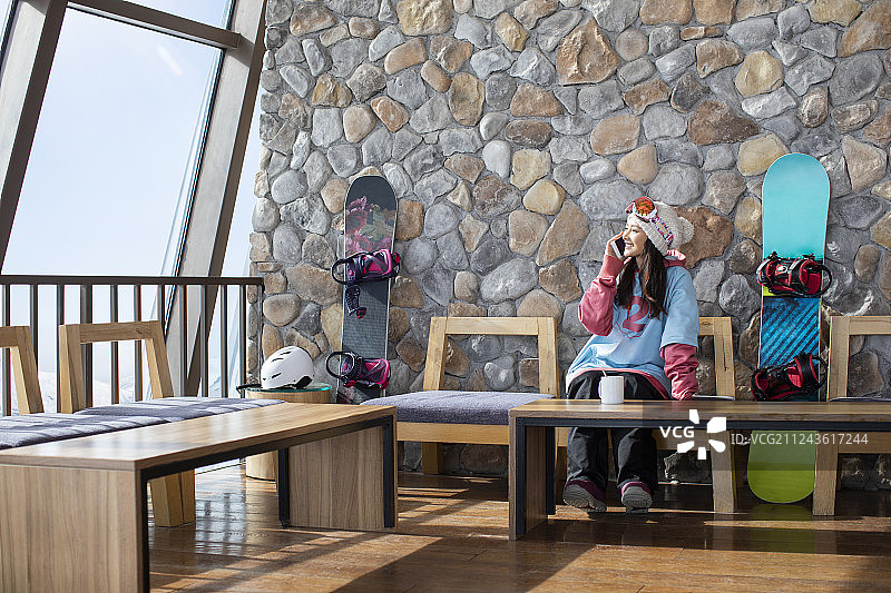 快乐的年轻女士使用手机图片素材