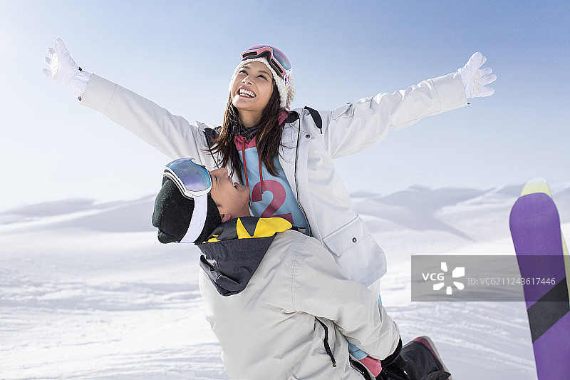 快乐的年轻情侣在滑雪场滑雪图片素材
