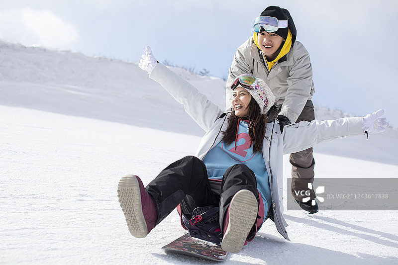 快乐的年轻情侣在滑雪场滑雪图片素材