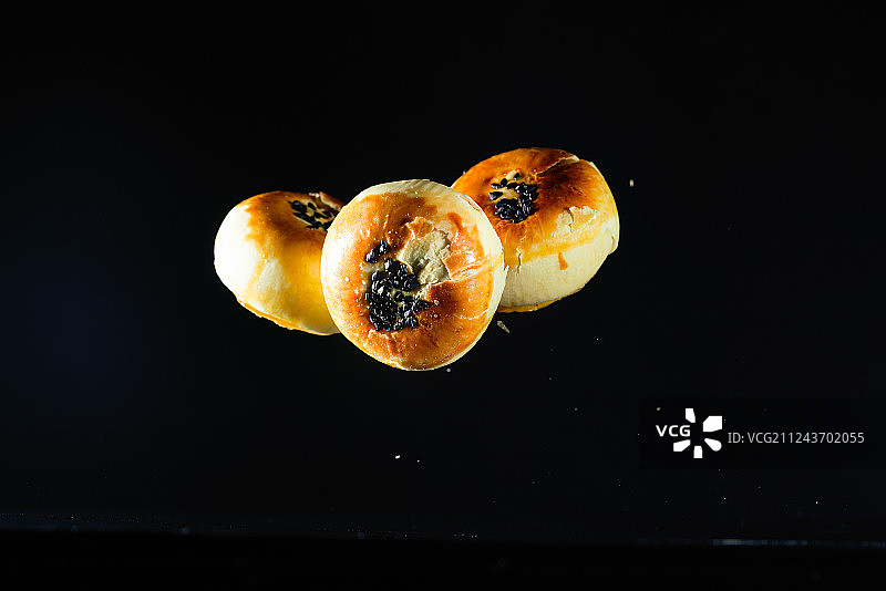 蛋黄酥跳动黑底高速棚拍创意摄影素材图片素材