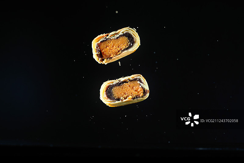 蛋黄酥跳动黑底高速棚拍创意摄影素材图片素材