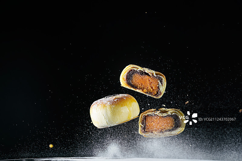 蛋黄酥跳动黑底高速棚拍创意摄影素材图片素材