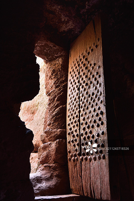 埃塞俄比亚拉利贝拉世界遗产地，通往比亚塔阿巴利巴诺斯教堂的门图片素材
