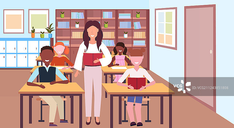 女老师在课上给混血学生读书图片素材