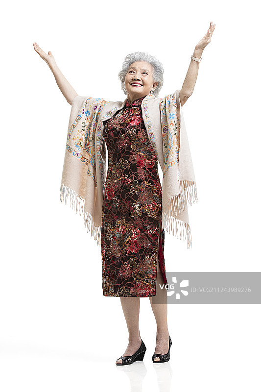 快乐的老年女士身穿旗袍图片素材