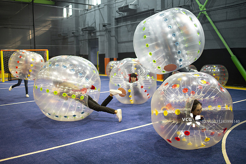 快乐的年轻朋友玩碰碰球游戏图片素材