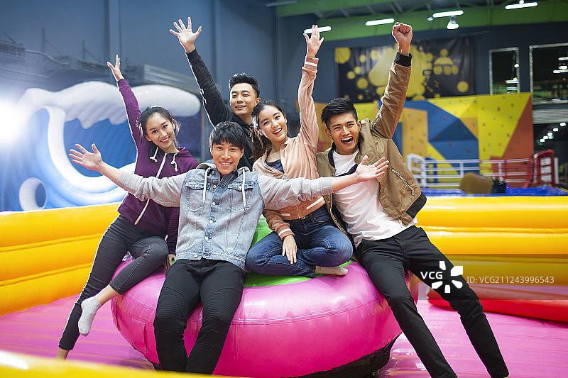 快乐的年轻朋友在游乐场玩游戏图片素材