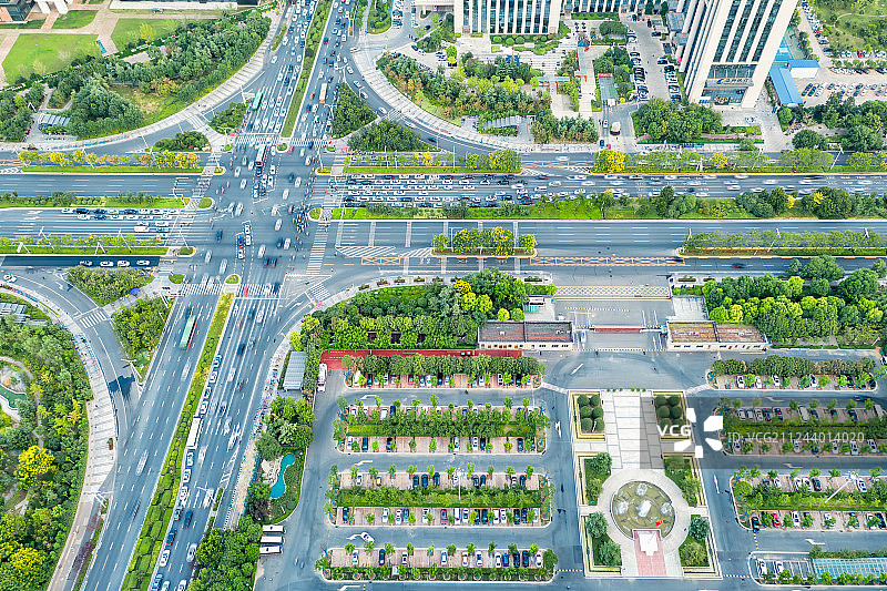 城市主干道十字路口与停车场户外风光航拍图片素材