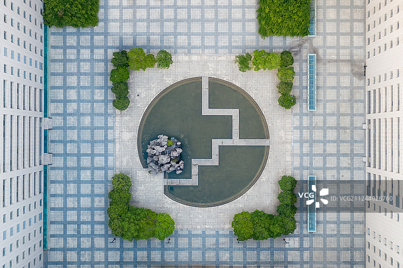 现代园林风格办公大楼中庭航拍正上方视角图片素材