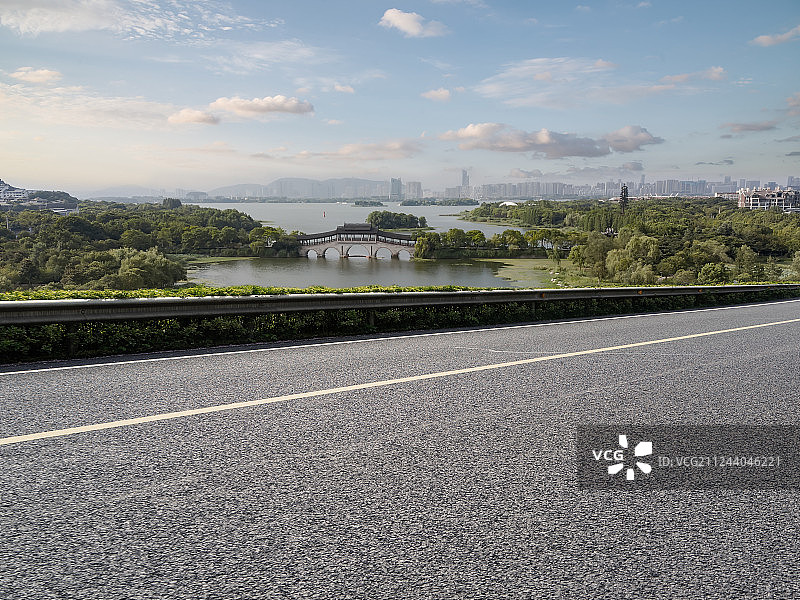 无锡长广溪湿地公园和现代空旷的马路图片素材