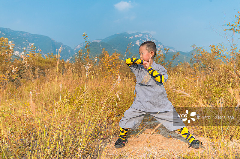 练中国功夫的孩子图片素材