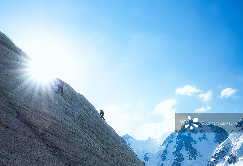 攀登雪山图片素材