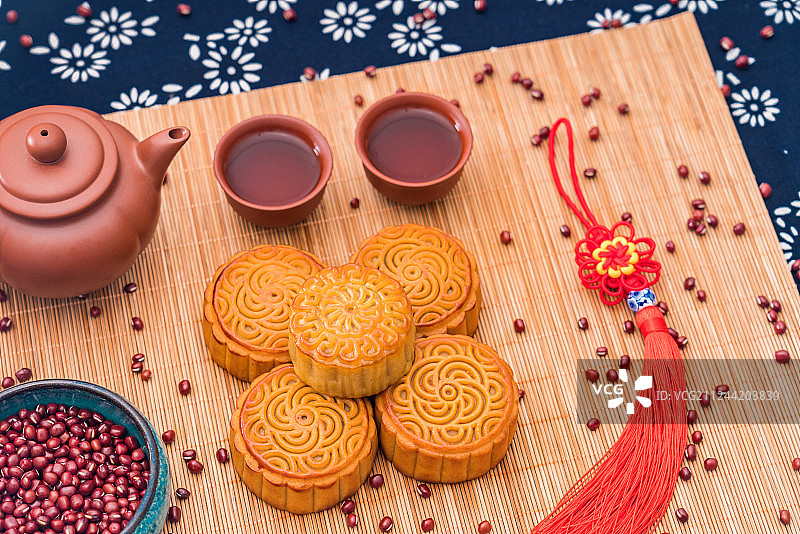 中国中秋节美食蛋黄莲蓉月饼图片素材