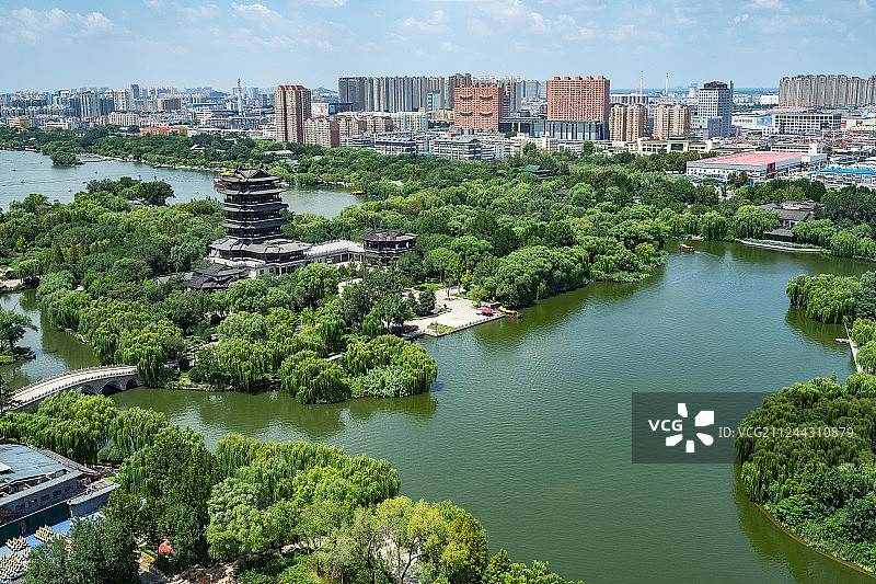 高视角俯拍蓝天白云下的中国山东省济南市大明湖图片素材