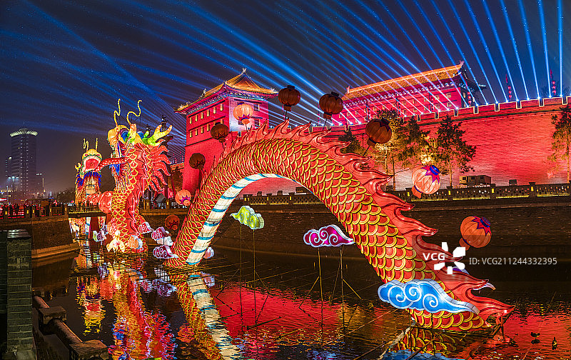 西安春节期间古城墙灯会图片素材