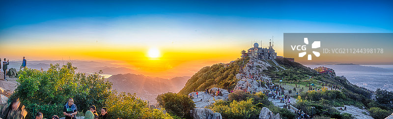 中国山东省泰安市泰山山顶上的日出图片素材