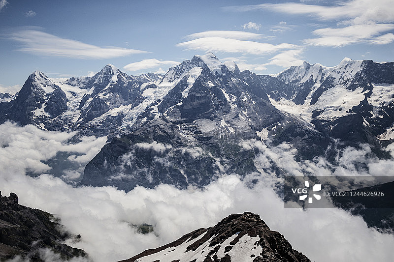 从雪朗峰顶峰看到的瑞士阿尔卑斯山全景图片素材