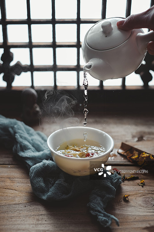 正在倒茶的瞬间图片素材