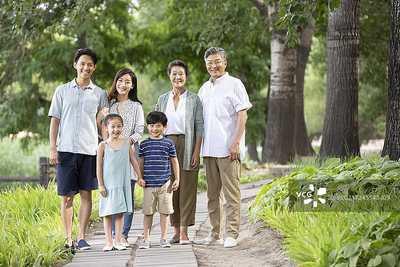 快乐家庭在公园图片素材