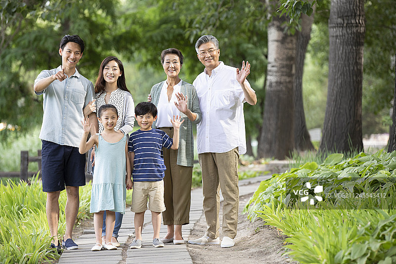 快乐家庭在公园图片素材